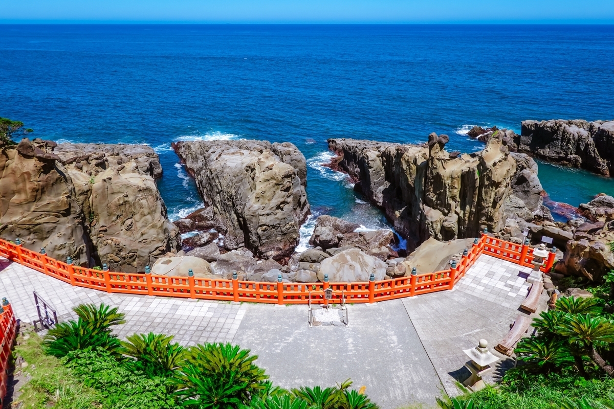 朱红色栏杆和奇岩排列的太平洋沿岸步道风景