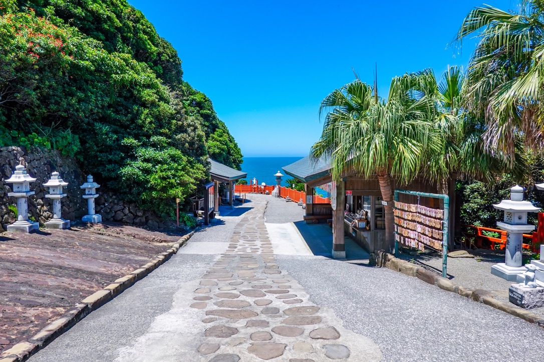 被南国植被环绕的参道和通往大海的小路风景