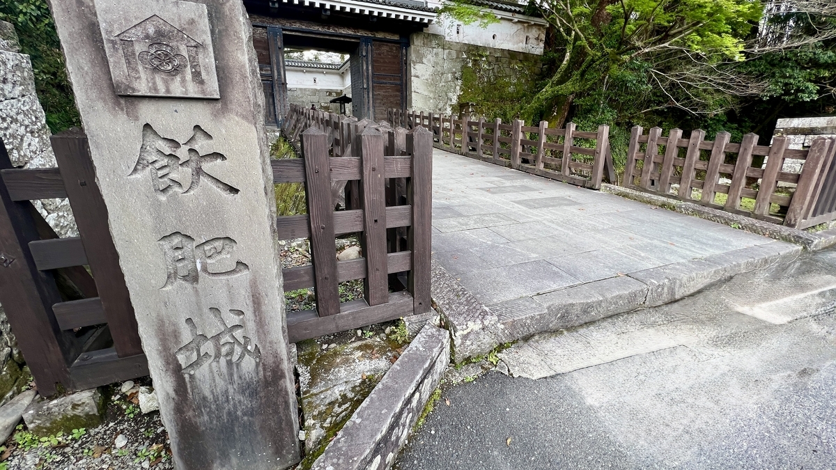 อนุสาวรีย์หินและทัศนียภาพหน้าประตูหลักของปราสาทโอบิ