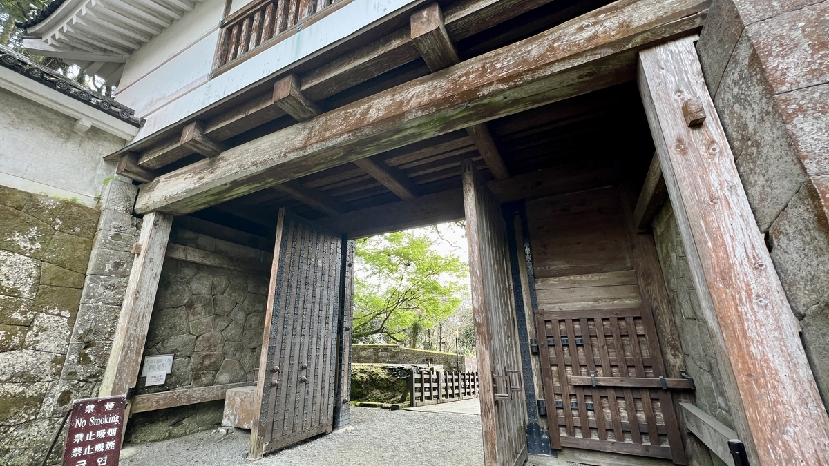 ทางเดินของประตูโอเตะมงที่อยู่ระหว่างเสาไม้ซีดาร์โอบิและกำแพงดิน