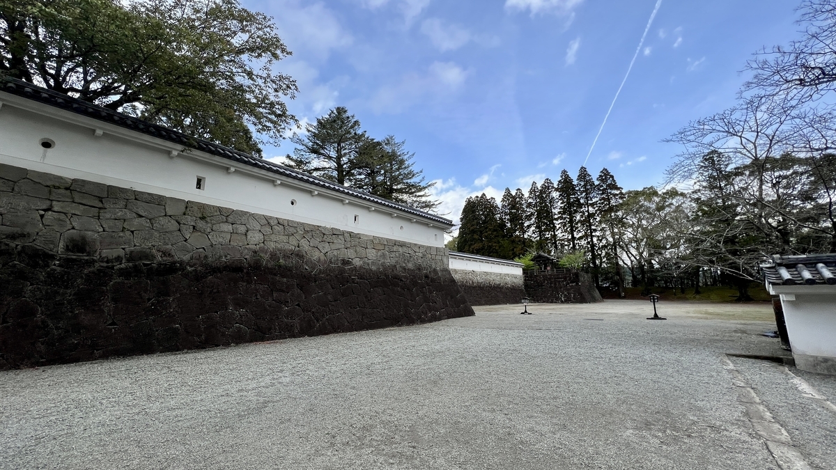 มุมมองจากภายในมาสึกาตะโคกุจิแสดงกำแพงดินและความลึกของทางเดินโค้ง