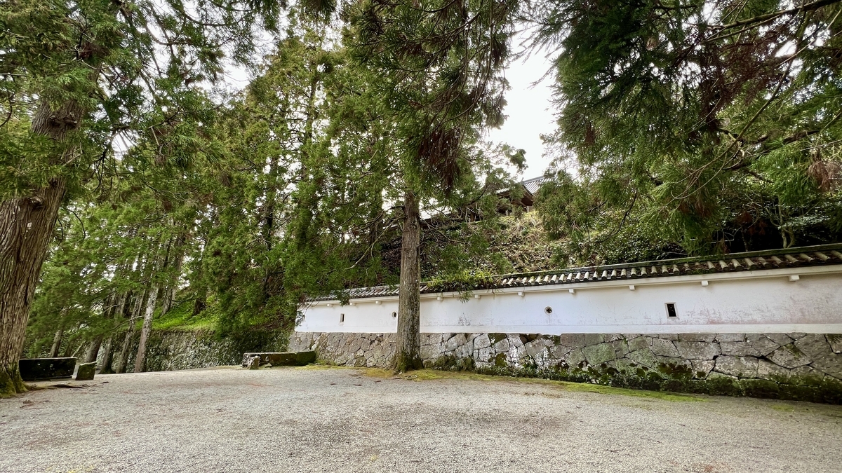 ทัศนียภาพอันสงบรอบชิอาวาเซะสึกิพร้อมต้นซีดาร์และกำแพงดิน