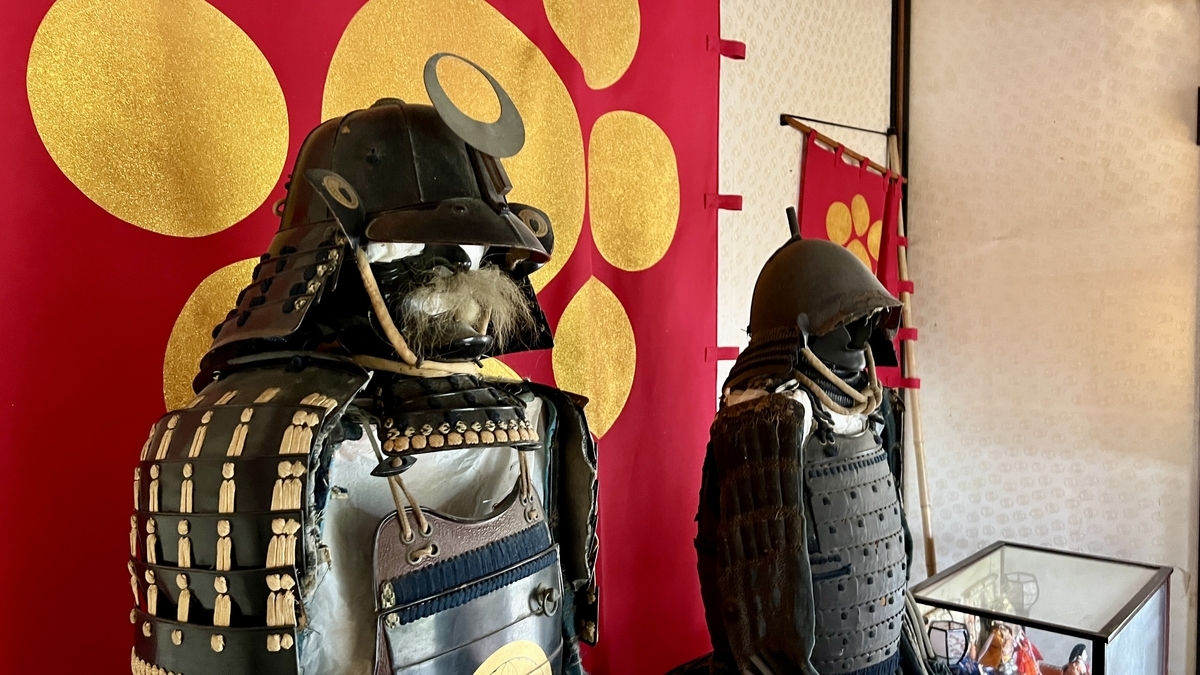 พื้นที่ชมภายในมัตสึโอะโนะมารุพร้อมชุดเกราะซามูไรจัดแสดง