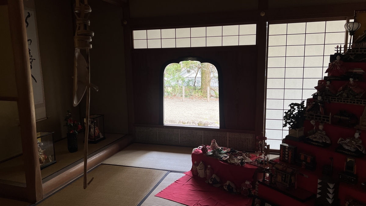 ห้องน้ำชาพร้อมตุ๊กตาฮินะบนเสื่อทาทามิ ชวนให้นึกถึงวิถีชีวิตในอดีต