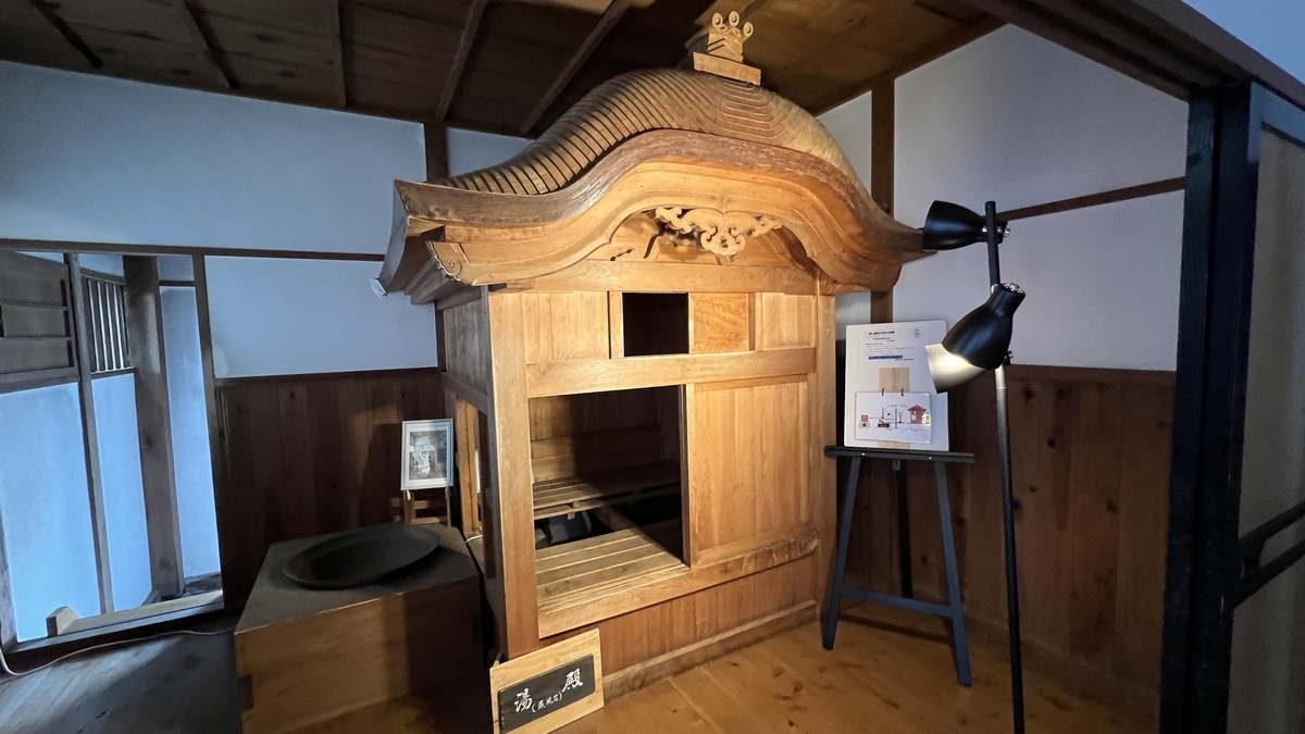 ห้องอาบน้ำไอน้ำแบบโบราณ (ยุโดโนะ) ที่บูรณะจัดแสดงที่มัตสึโอะโนะมารุ