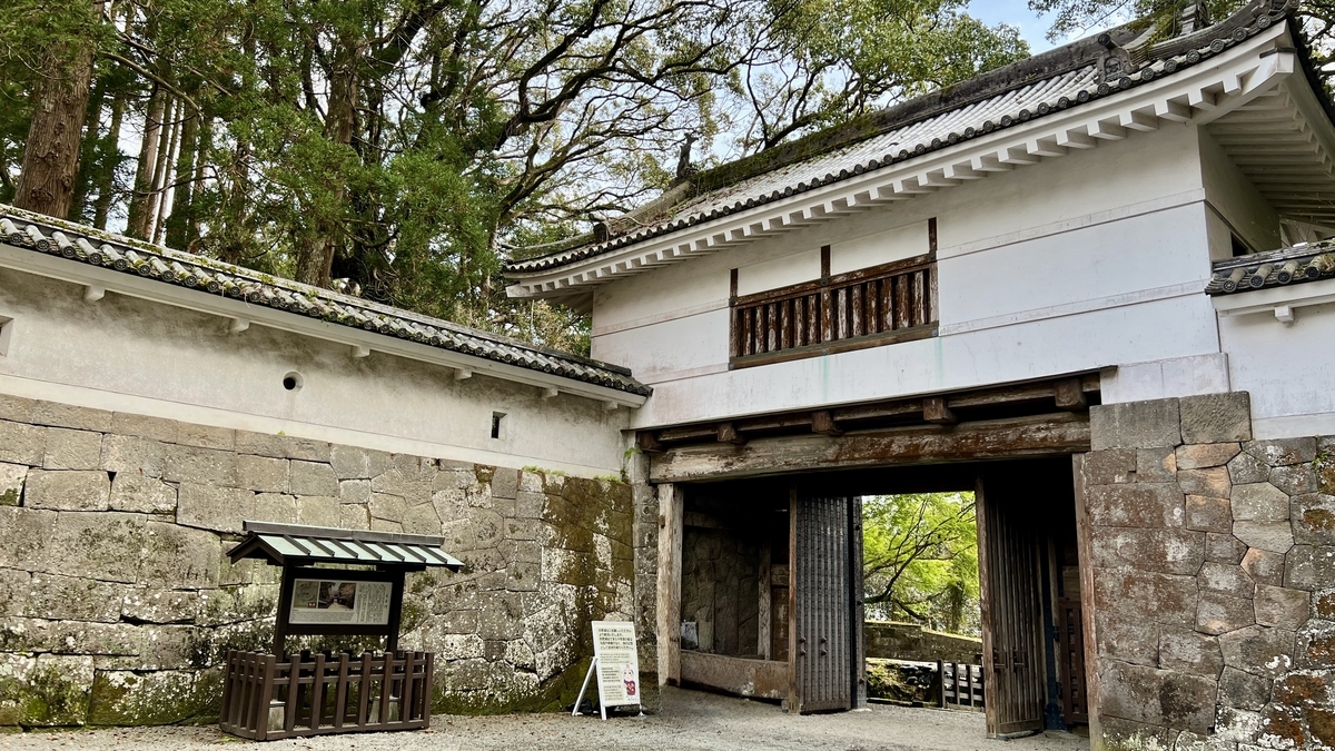 กำแพงหินและซากประตูที่เหลืออยู่ที่ปราสาทโอบิ