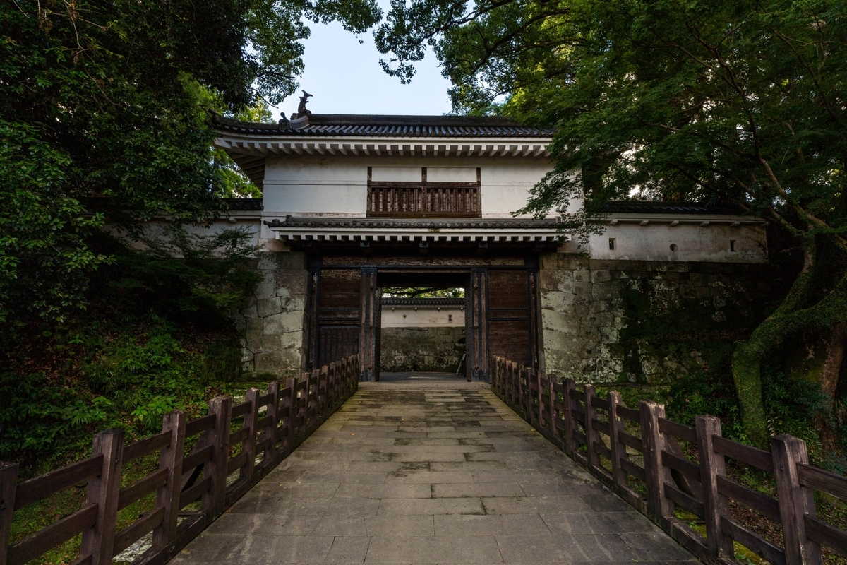 ประตูโอเตะมงล้อมรอบด้วยต้นซีดาร์โอบิและทางเข้าปราสาท