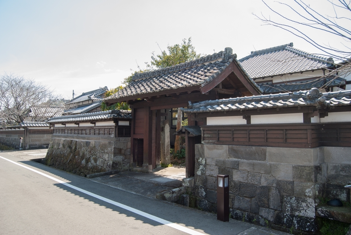 오비석 돌담과 생울타리로 둘러싸인 무가 저택의 거리 경관