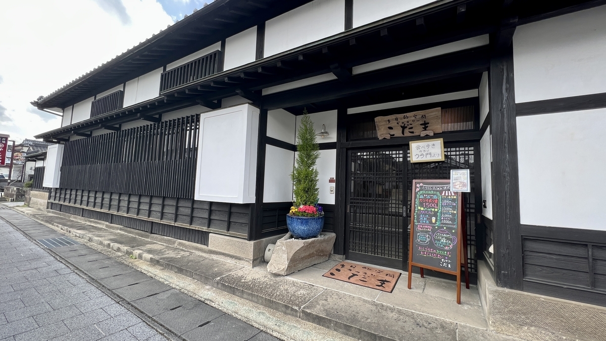 흰 벽과 격자가 늘어선 상가의 거리 풍경