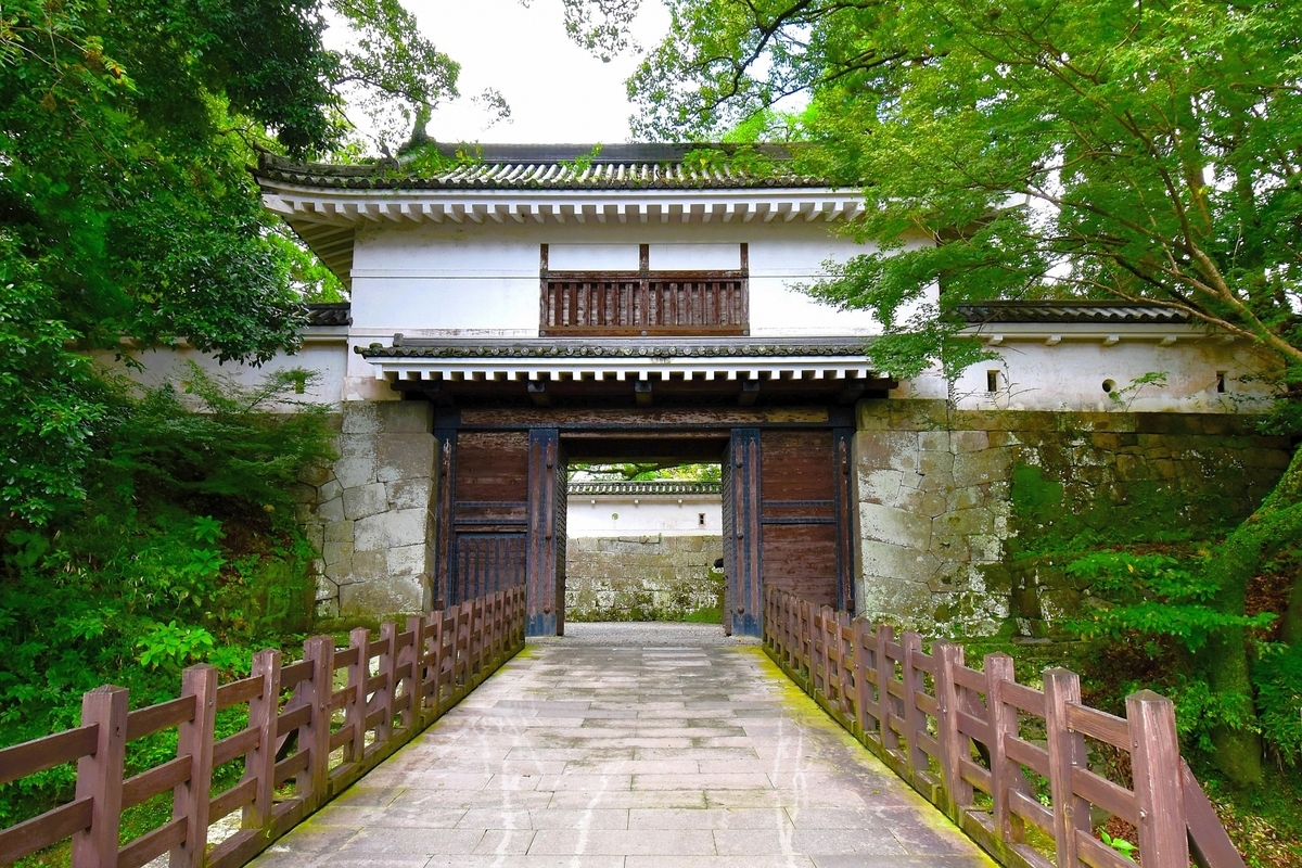 오비성의 오테몬과 돌담이 있는 당당한 입구 풍경