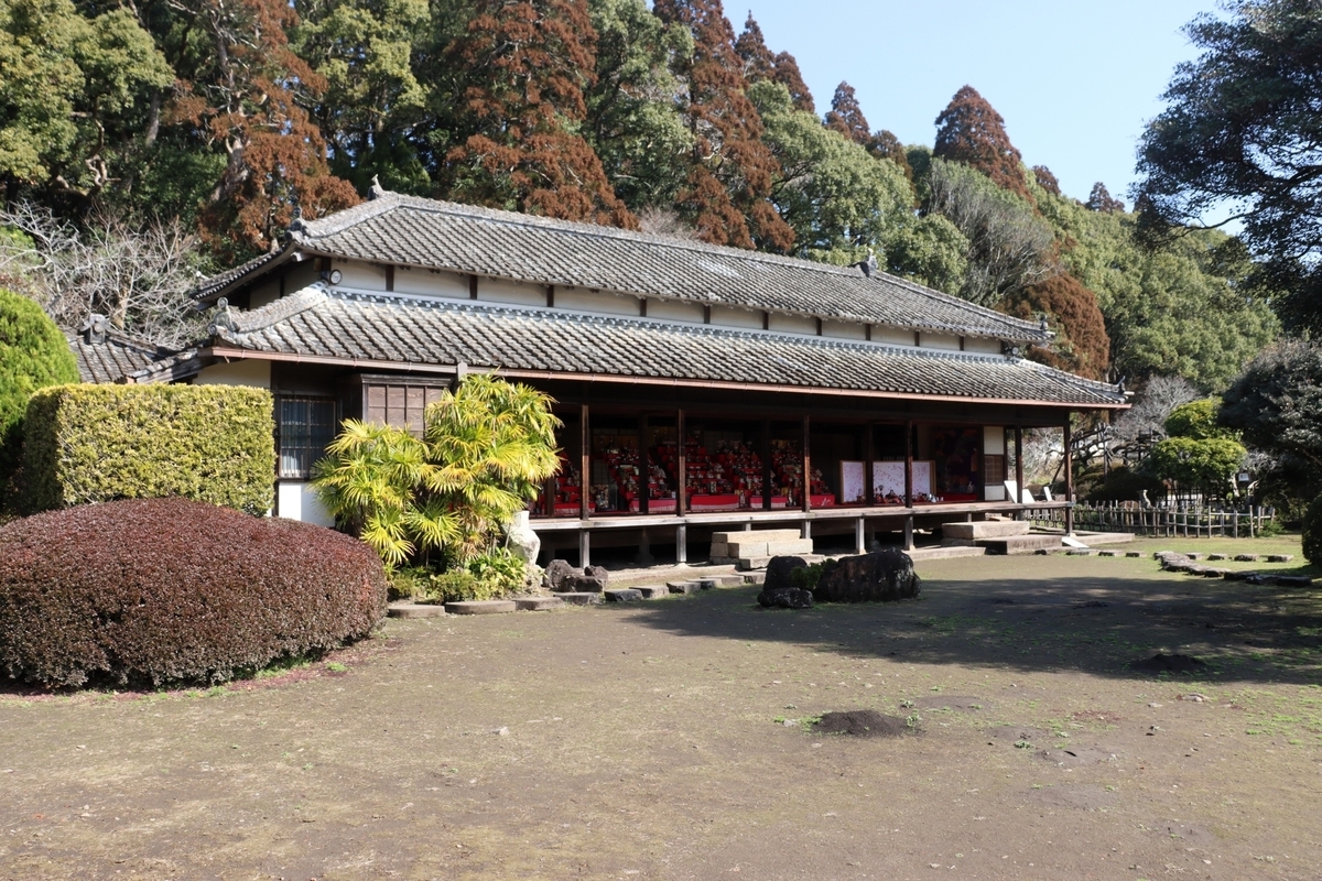 정원을 바라보는 요쇼칸의 차분한 무가 저택 전경