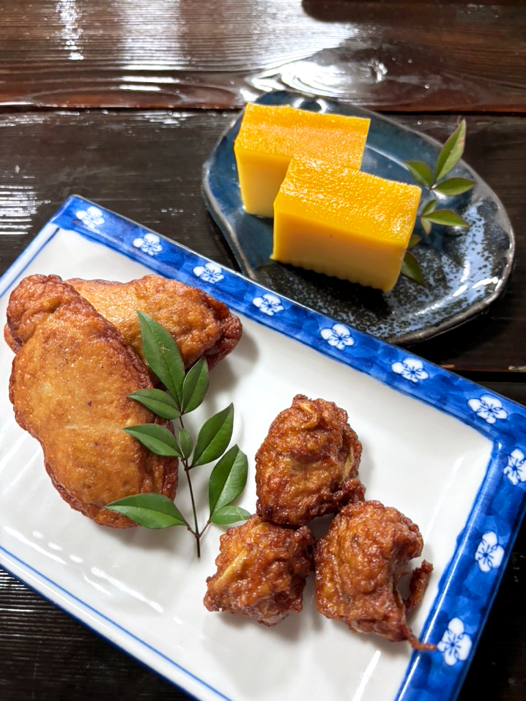 오비텐과 아츠야키 타마고가 나란히 놓인 접시의 식탁 사진