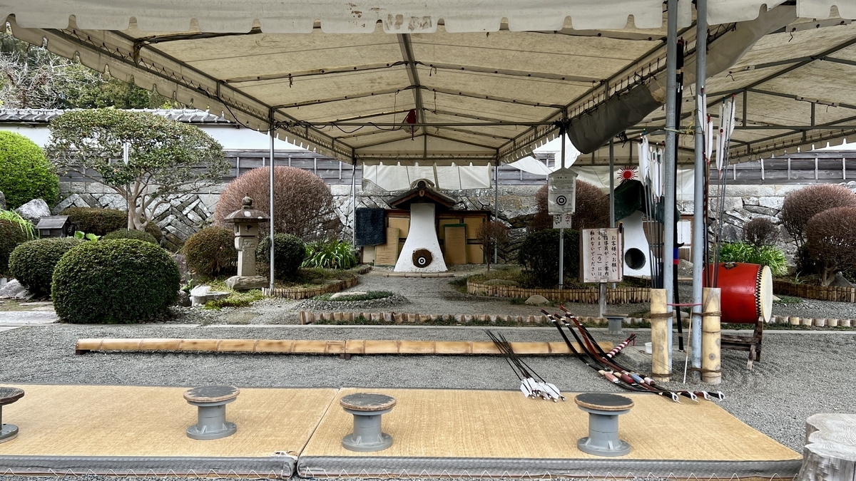 시한마토 사장의 과녁과 바닥이 보이는 야외 체험장