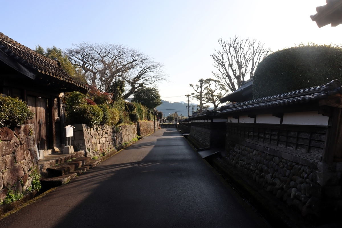 무가 저택의 돌담과 담장이 이어진 조용한 거리의 경관