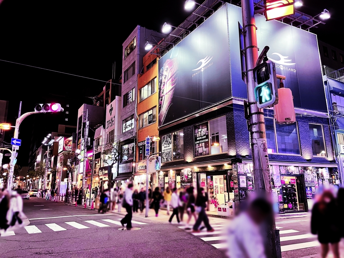 Vista nocturna cerca del cruce de Amerikamura con gente caminando