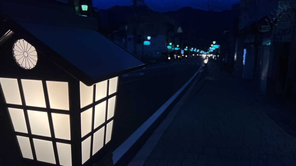 夜の高千穂町 街灯に照らされた静かな道路