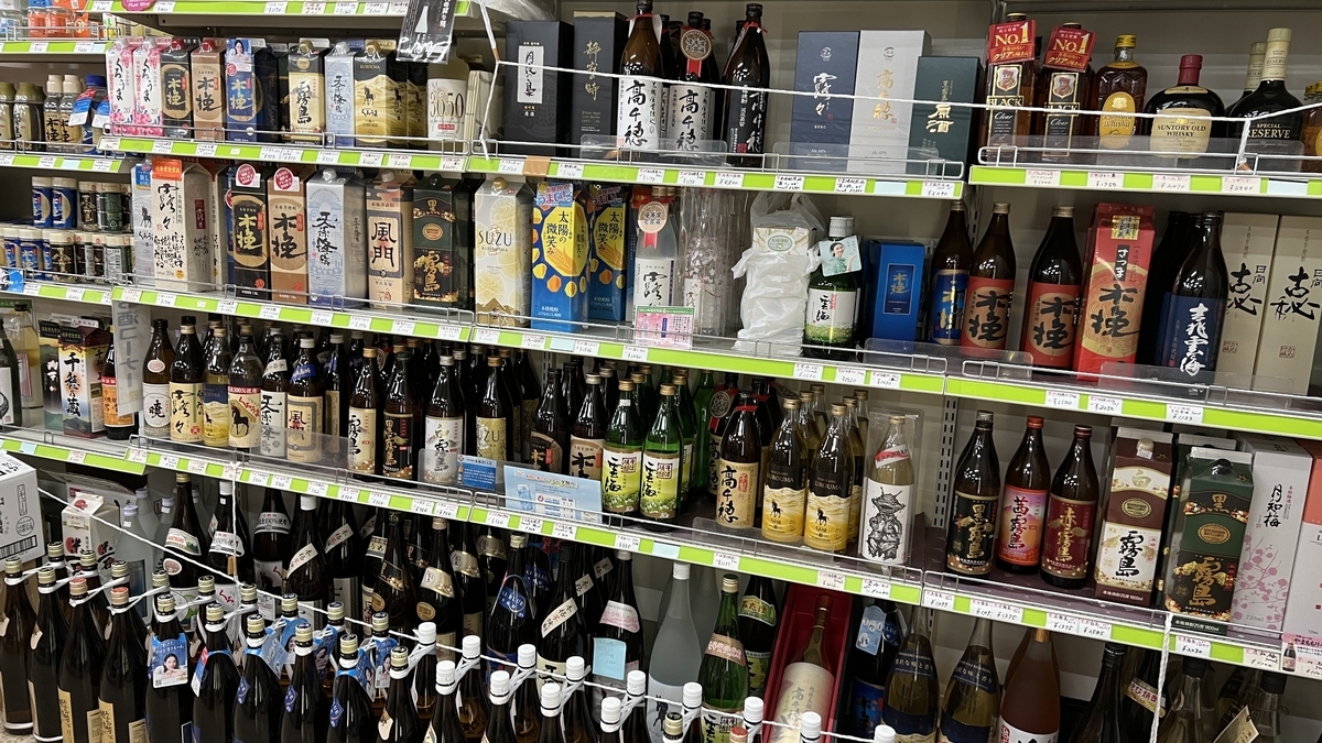 店内に並ぶ高千穂焼酎や宮崎の地酒の瓶棚
