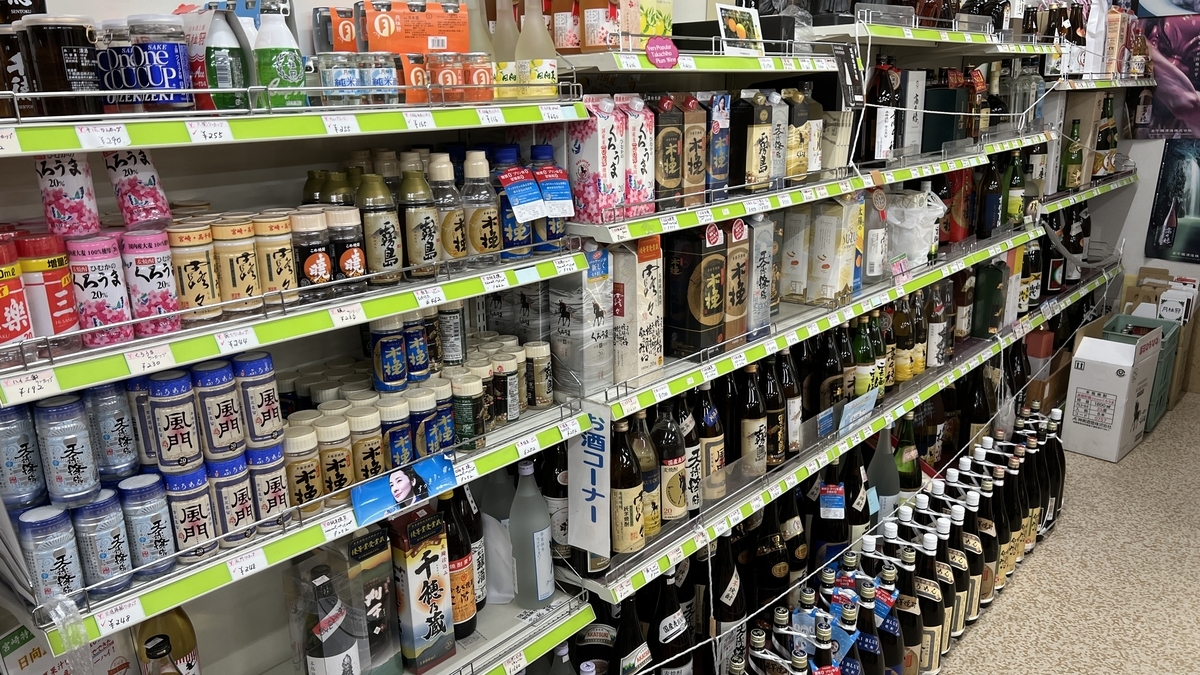 冷蔵ケースに陳列された宮崎県産の日本酒と焼酎