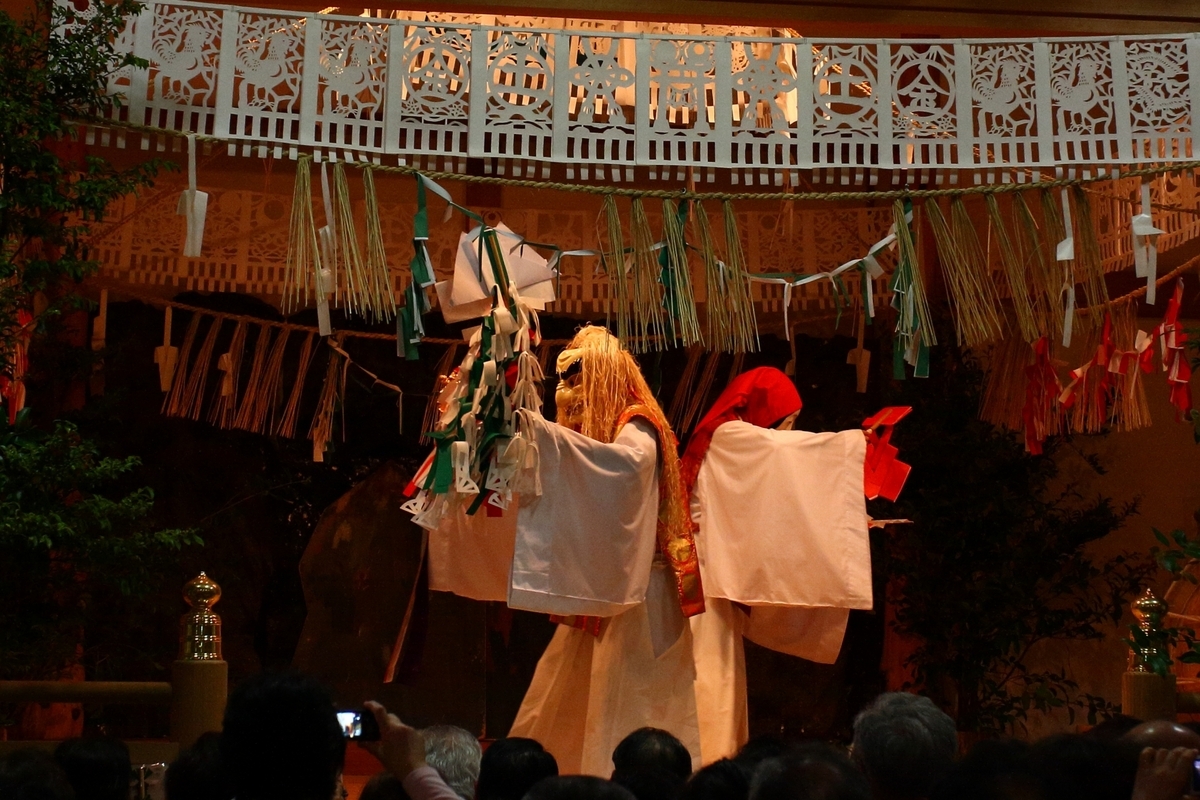 高千穗神社神樂殿夜神樂表演舞台和舞者
