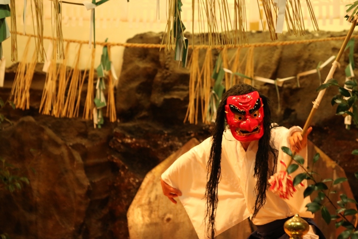 戴紅色面具的舞者表演高千穗夜神樂