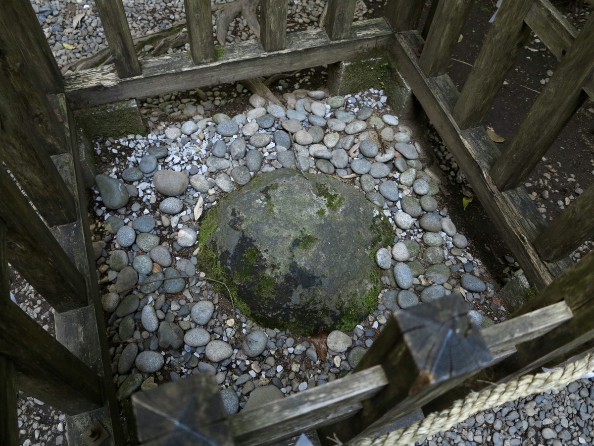 圍欄中安置的高千穗神社鎮石近景