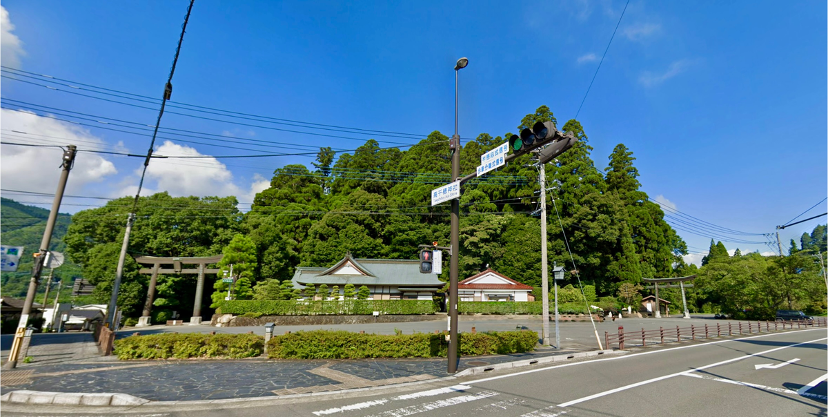 高千穗神社周邊道路和可見神社森林的路口