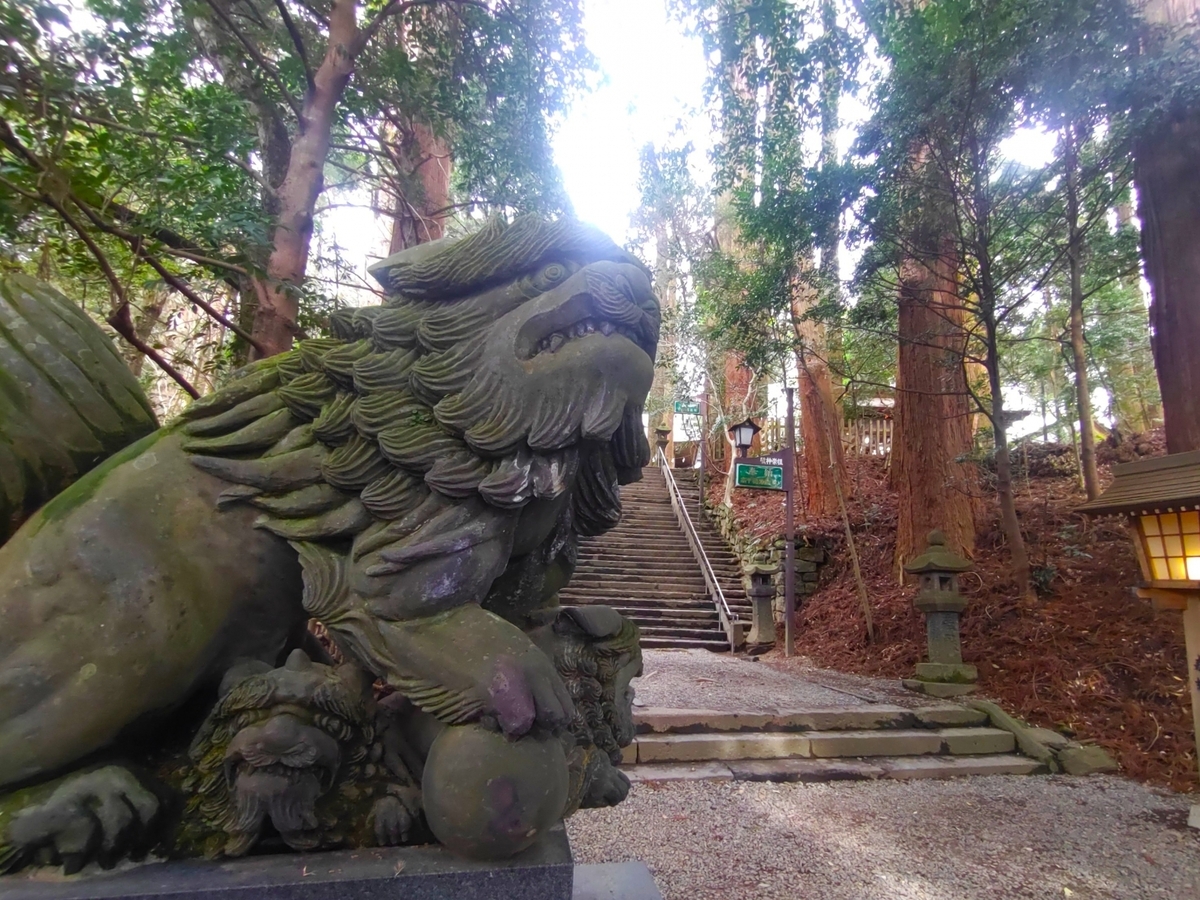 高千穗神社參道的狛犬和被靜謐森林環繞的石階