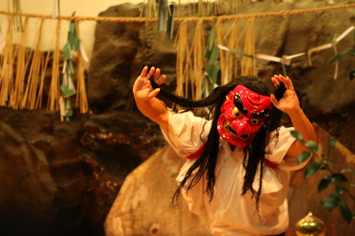 高千穗神樂中戴鬼面有力起舞的舞者