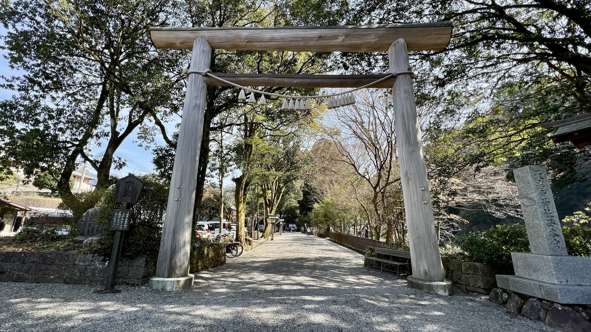 天岩户神社参道入口的大鸟居和延伸至深处的石板路