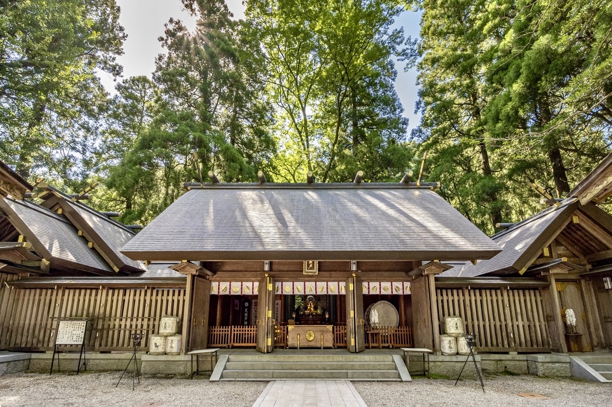 被树木环绕的天岩户神社西本宫拜殿正面