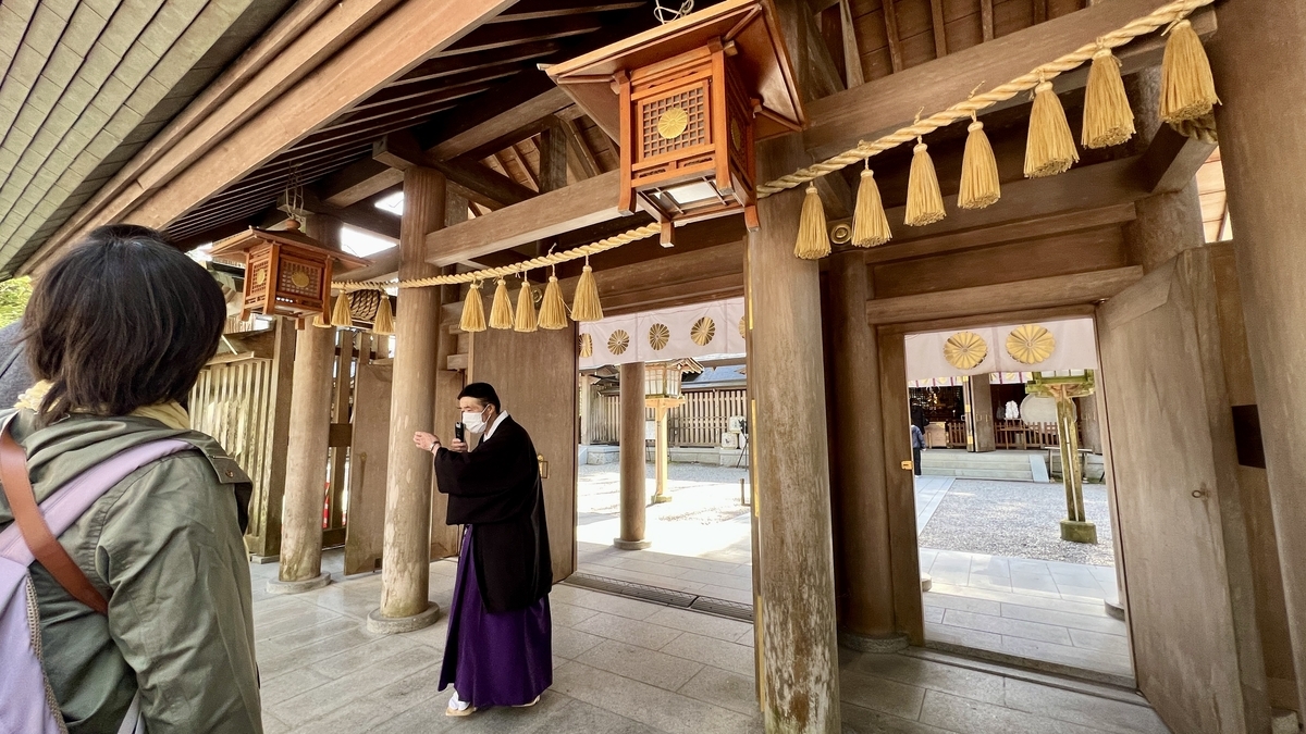 在西本宫拜殿前等待神职人员引导的参拜者