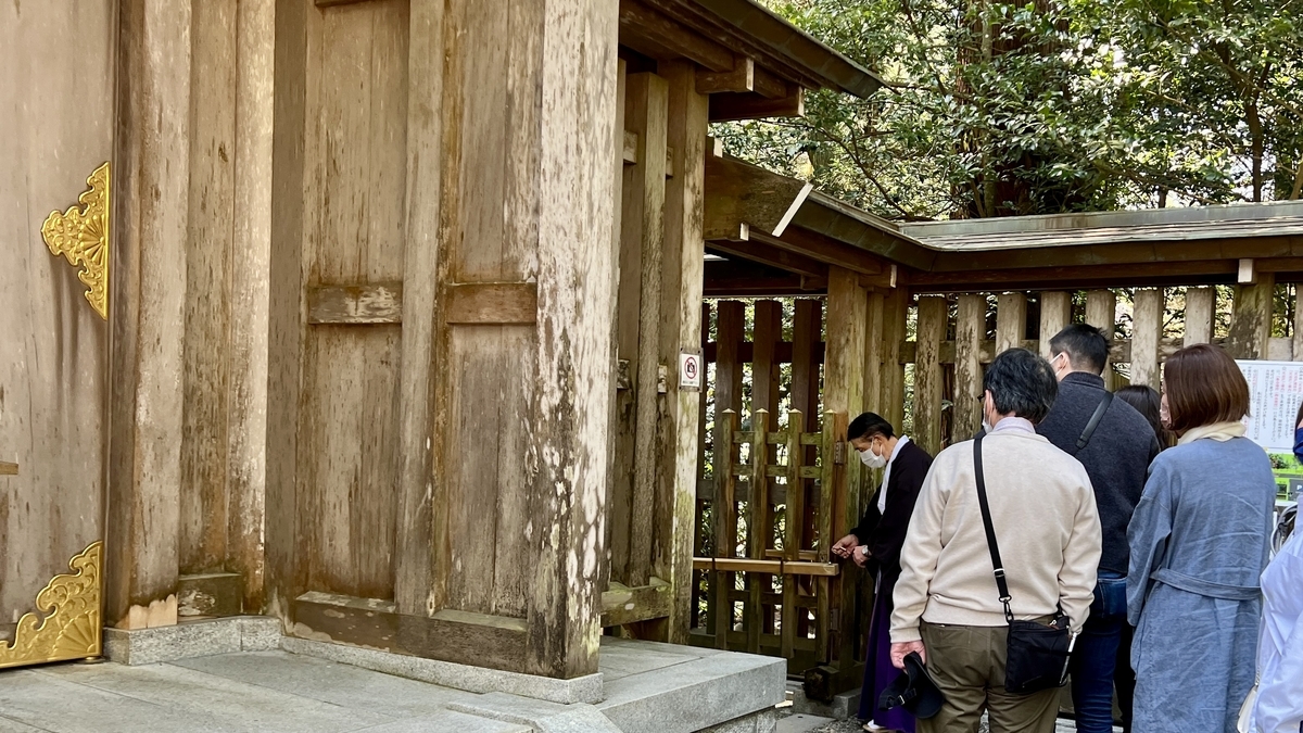 等待天岩户遥拜的参拜者和拜殿旁的通道