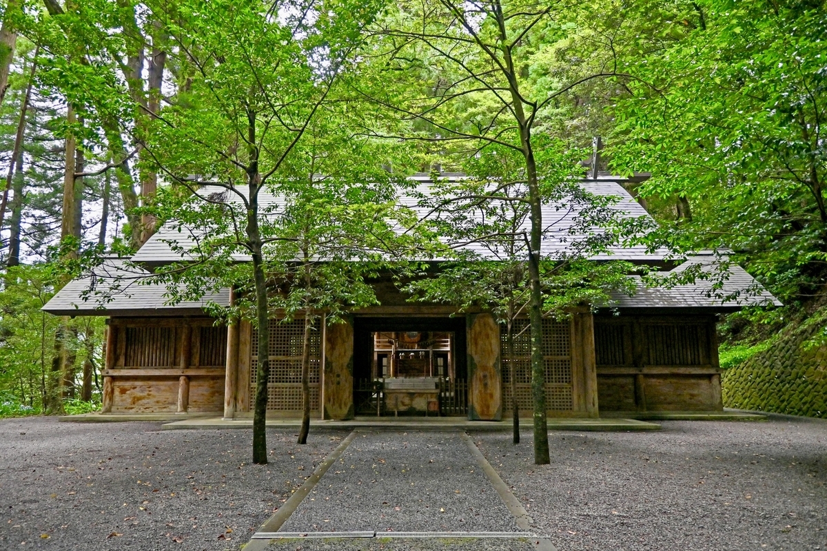 被森林包围的天岩户神社东本宫社殿正面