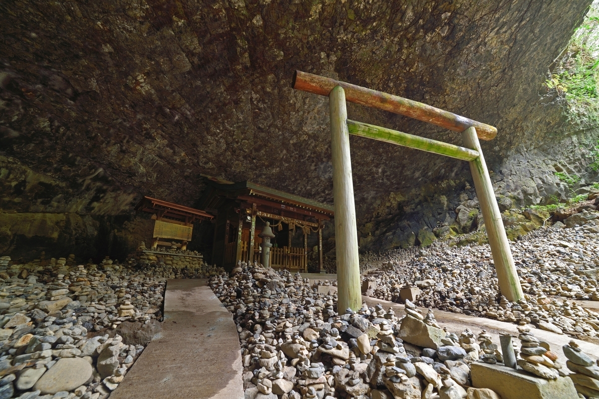 被石塔环绕的天安河原神社和洞内参拜空间