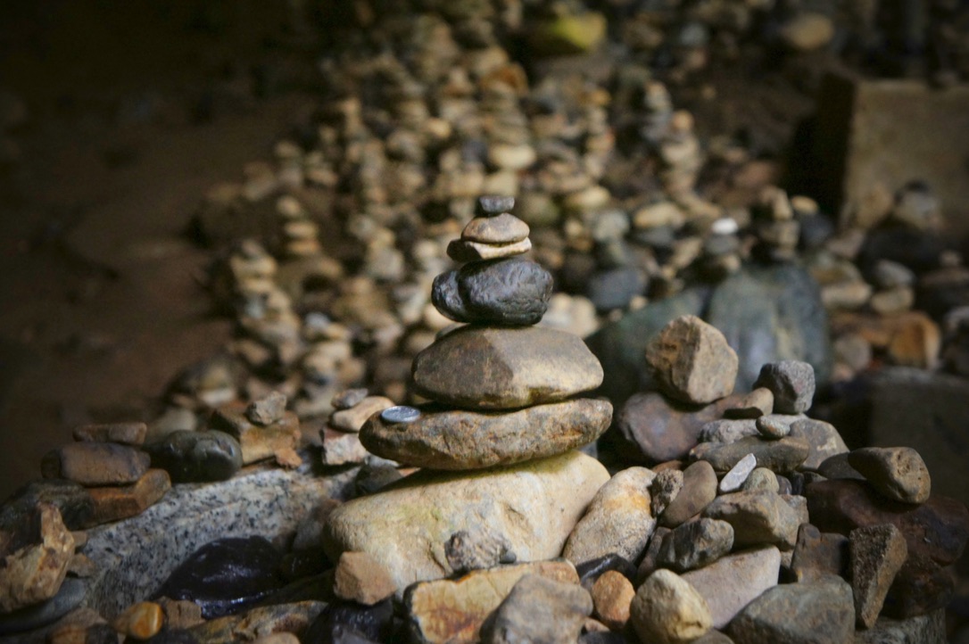 承载参拜者心愿的天安河原石塔