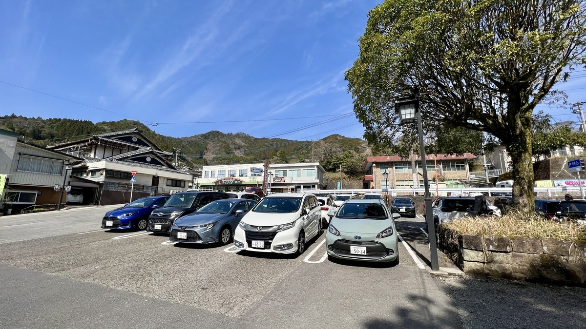 天岩户神社西本宫前的免费停车场和停放的车辆