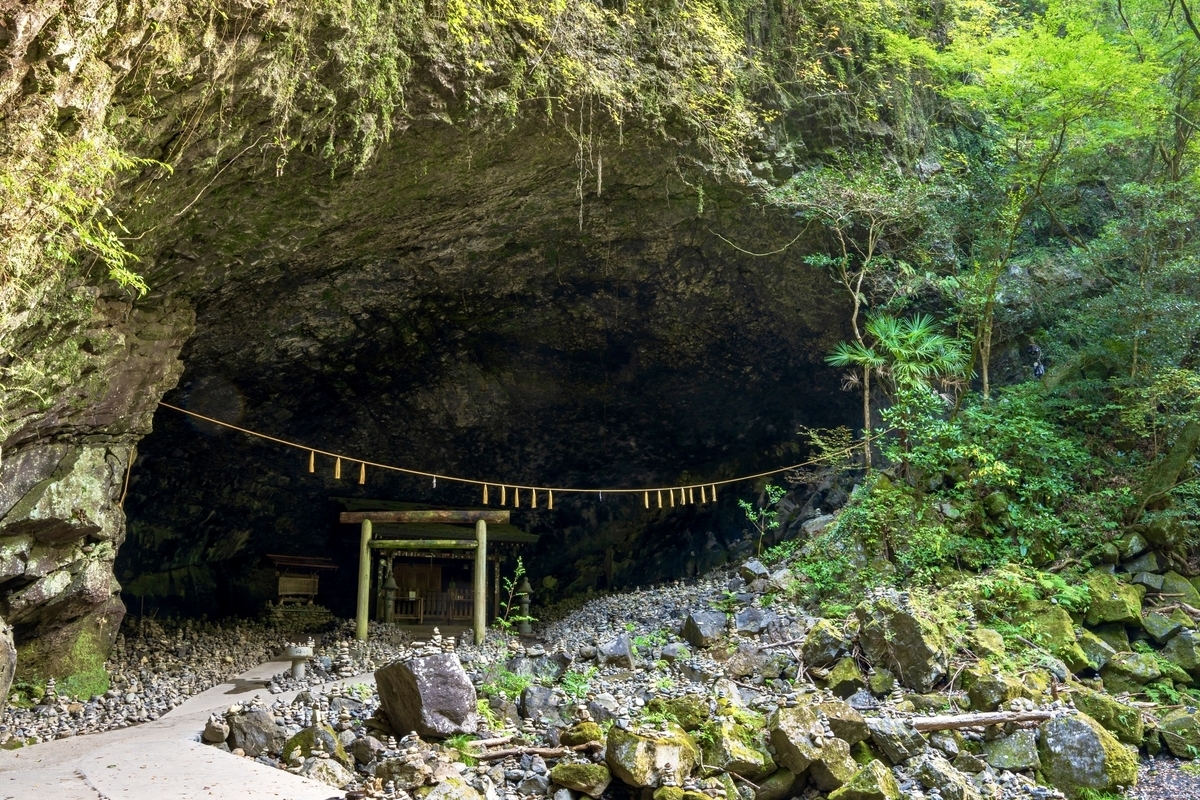 天安河原的大洞窟仰慕窟和鸟居构成的神话舞台