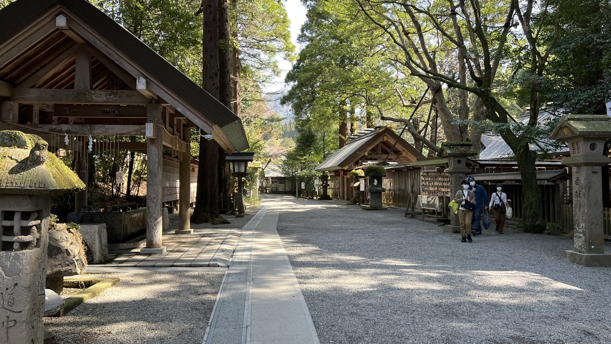 天岩户神社境内行走的参拜者和静谧的社殿