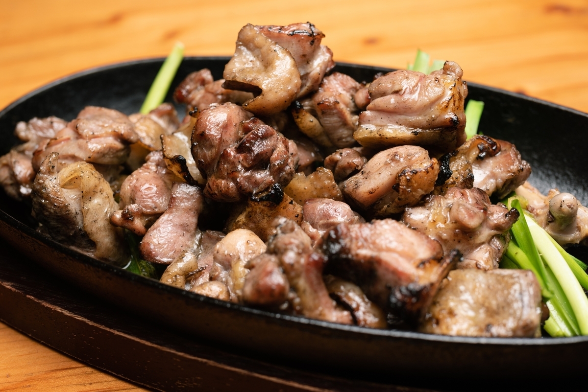 Charcoal-grilled Jidori chicken served on an iron plate