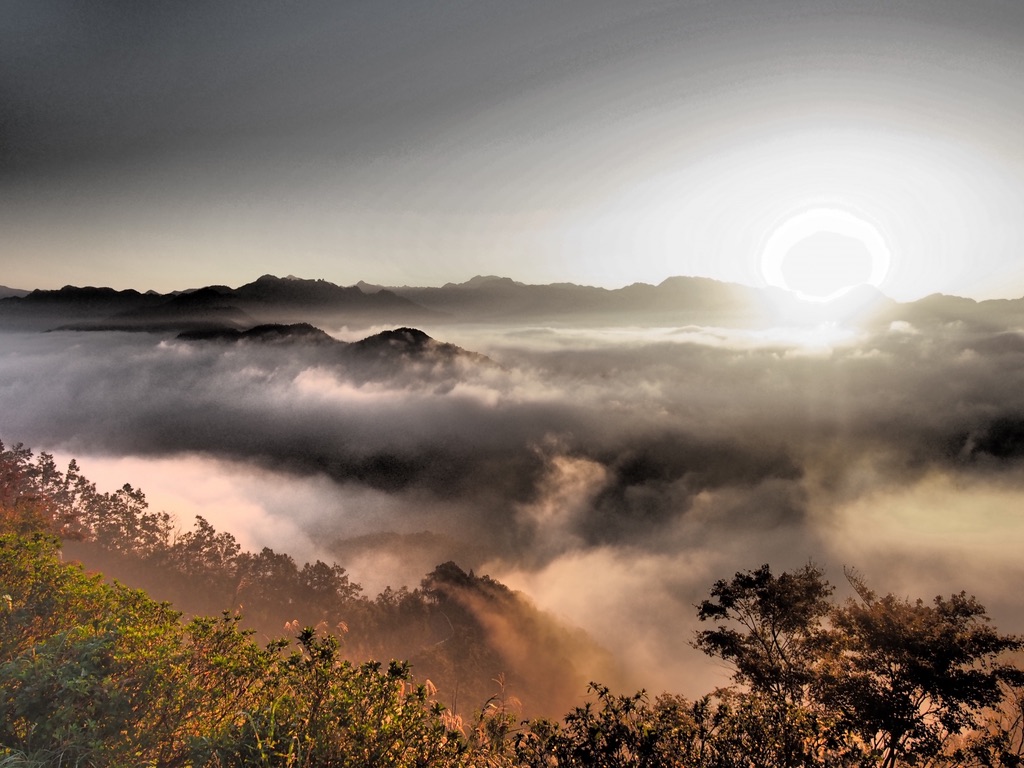 Sea of clouds and morning light spreading across the mountains of Takachiho