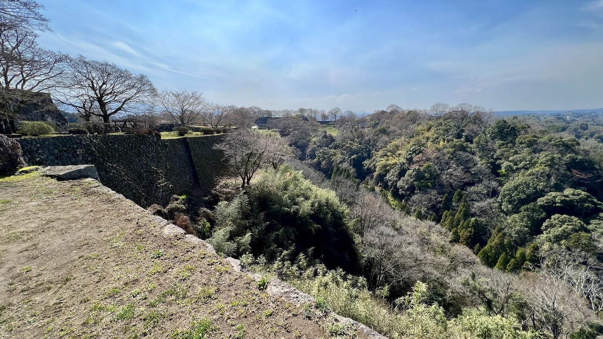 난간 없는 석벽 너머로 절벽과 숲이 펼쳐지는 오카성의 조망