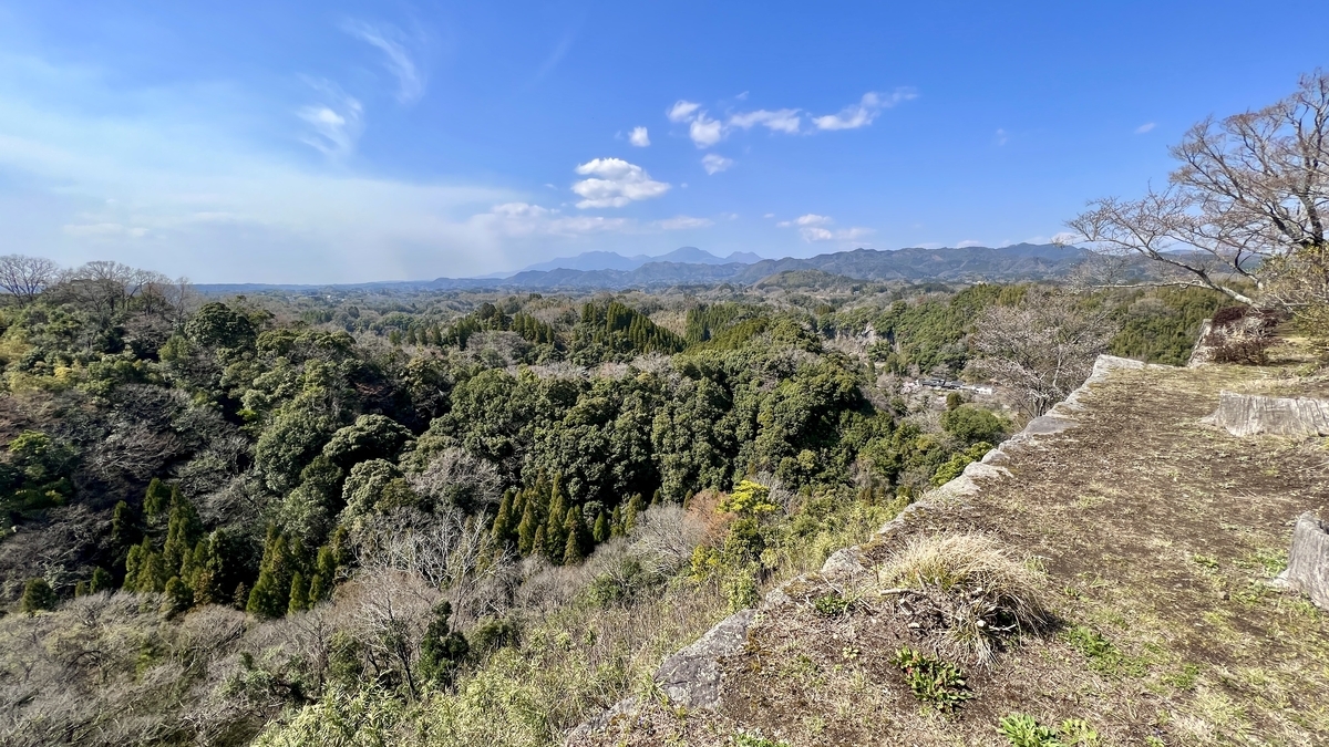 석벽 가장자리에서 바라보는 구주 연산과 깊은 계곡의 대파노라마