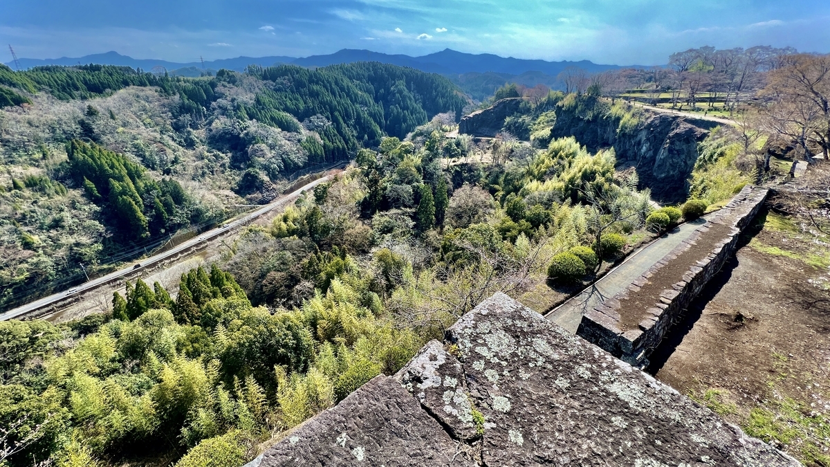 석벽 모서리에서 내려다보는 계곡과 강변 도로