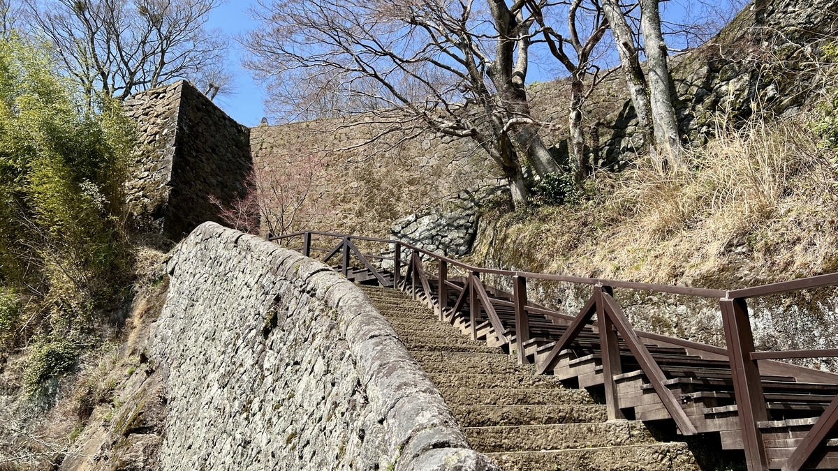 오테몬으로 이어지는 돌계단과 높은 석벽이 가까이 보이는 등성로