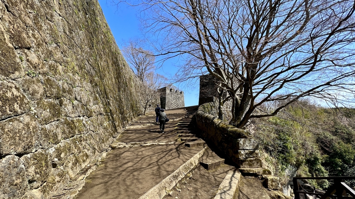 곡선을 그리는 석벽 옆 등성로와 마른 나뭇가지