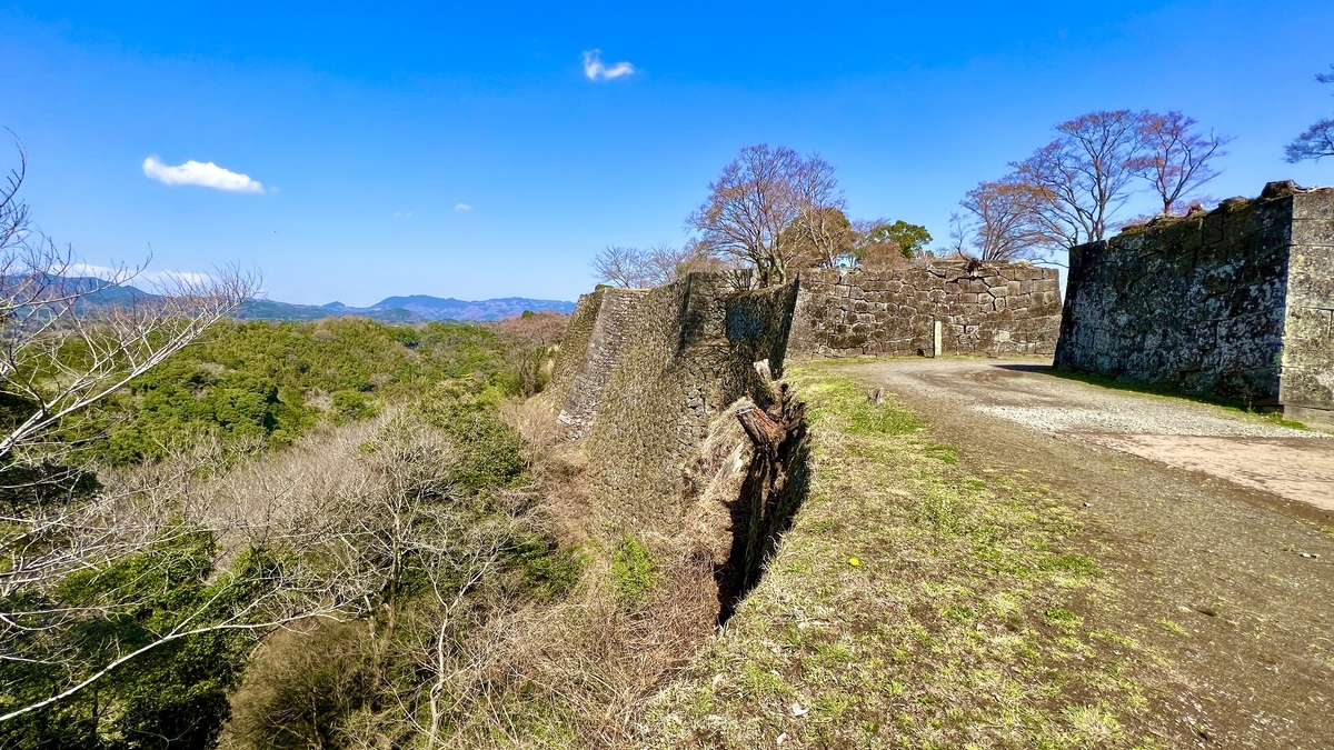 산노마루의 높은 석벽과 절벽 옆 통로