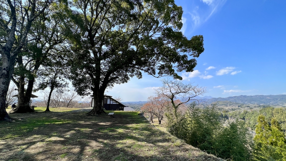 혼마루 광장에서 바라보는 산맥과 큰 나무 그늘