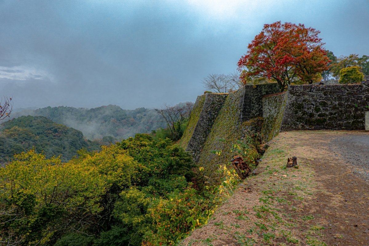 신록에 둘러싸인 오카성의 높은 석벽과 구역