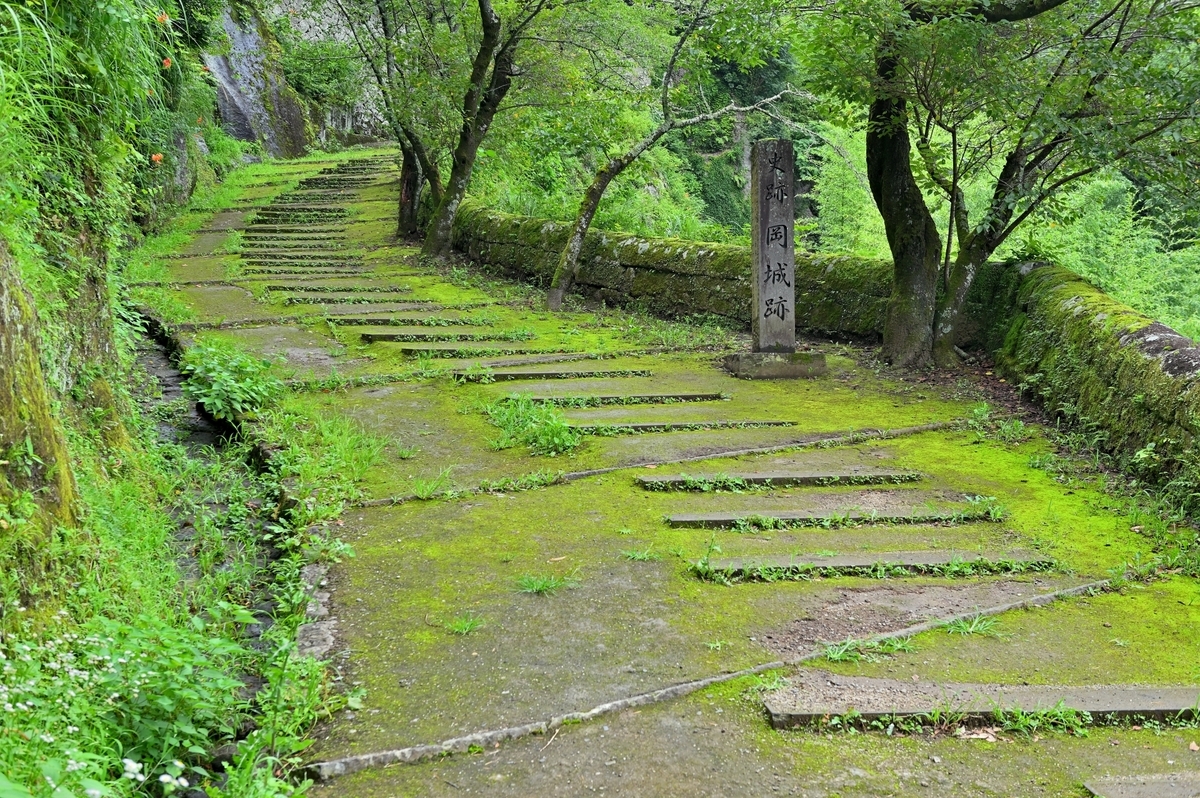 단풍으로 물든 석벽과 문터 통로