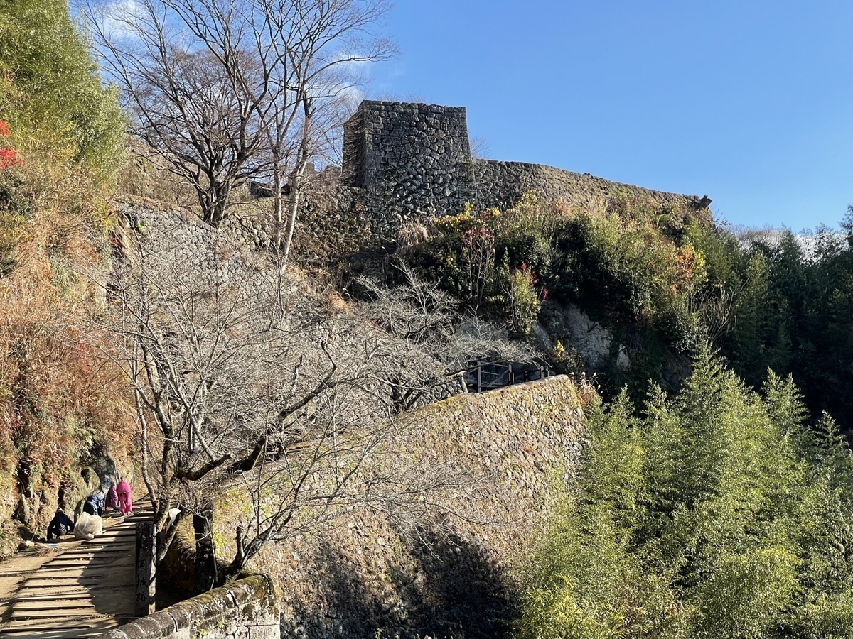 분고타케타역 역사와 뒤로 솟아오른 절벽